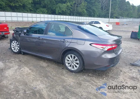 2020 Toyota Camry Le z USA, uszkodzony, nr VIN 4T1C11AK7LU972025